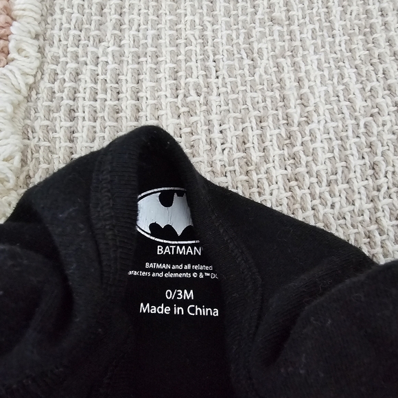Batman Short Sleeve Onesie Baby 0-3 months Boys Halloween - Picture 2 of 2